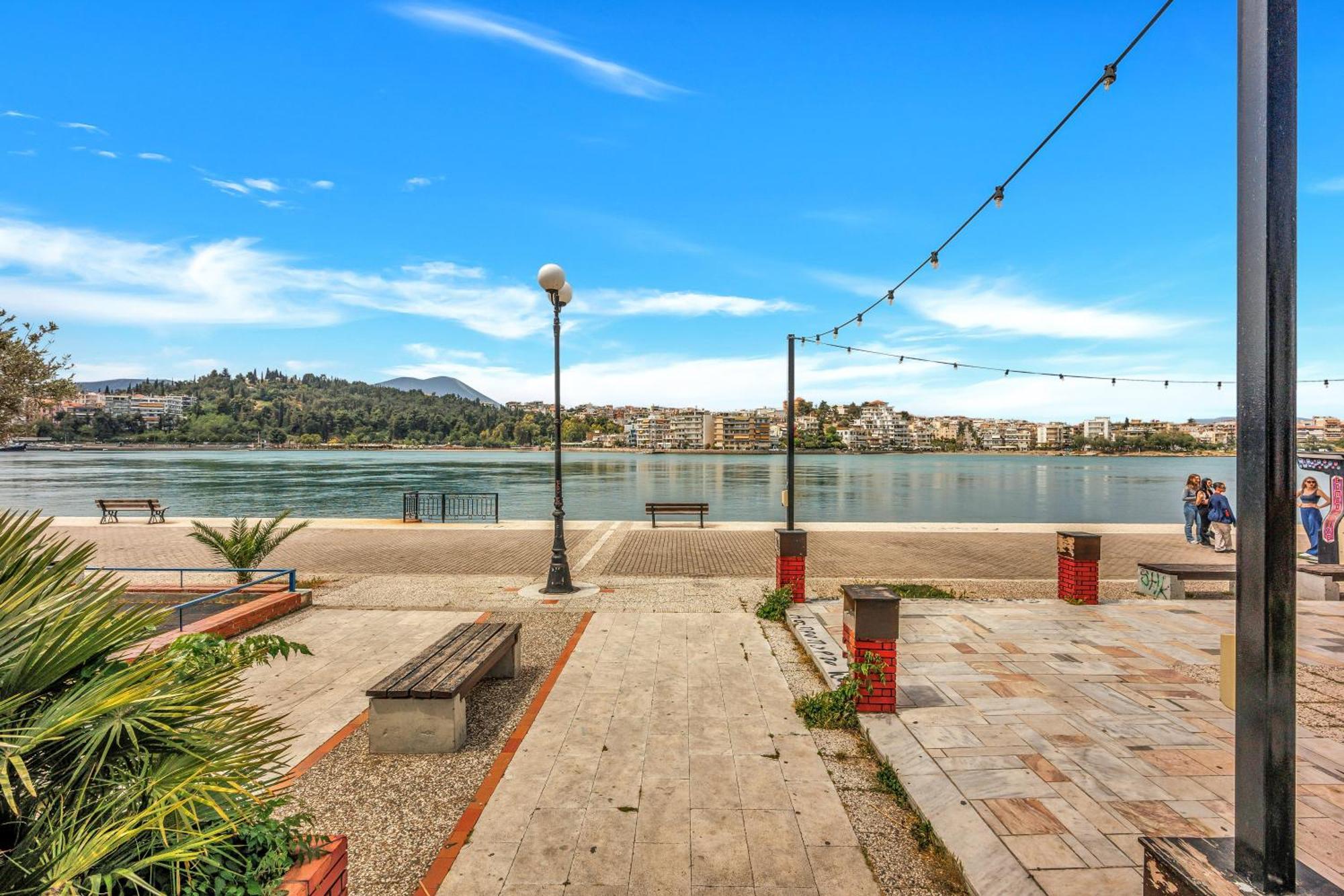 Fabulous Central Apartment Close To The Sea! Chalkida Exterior photo